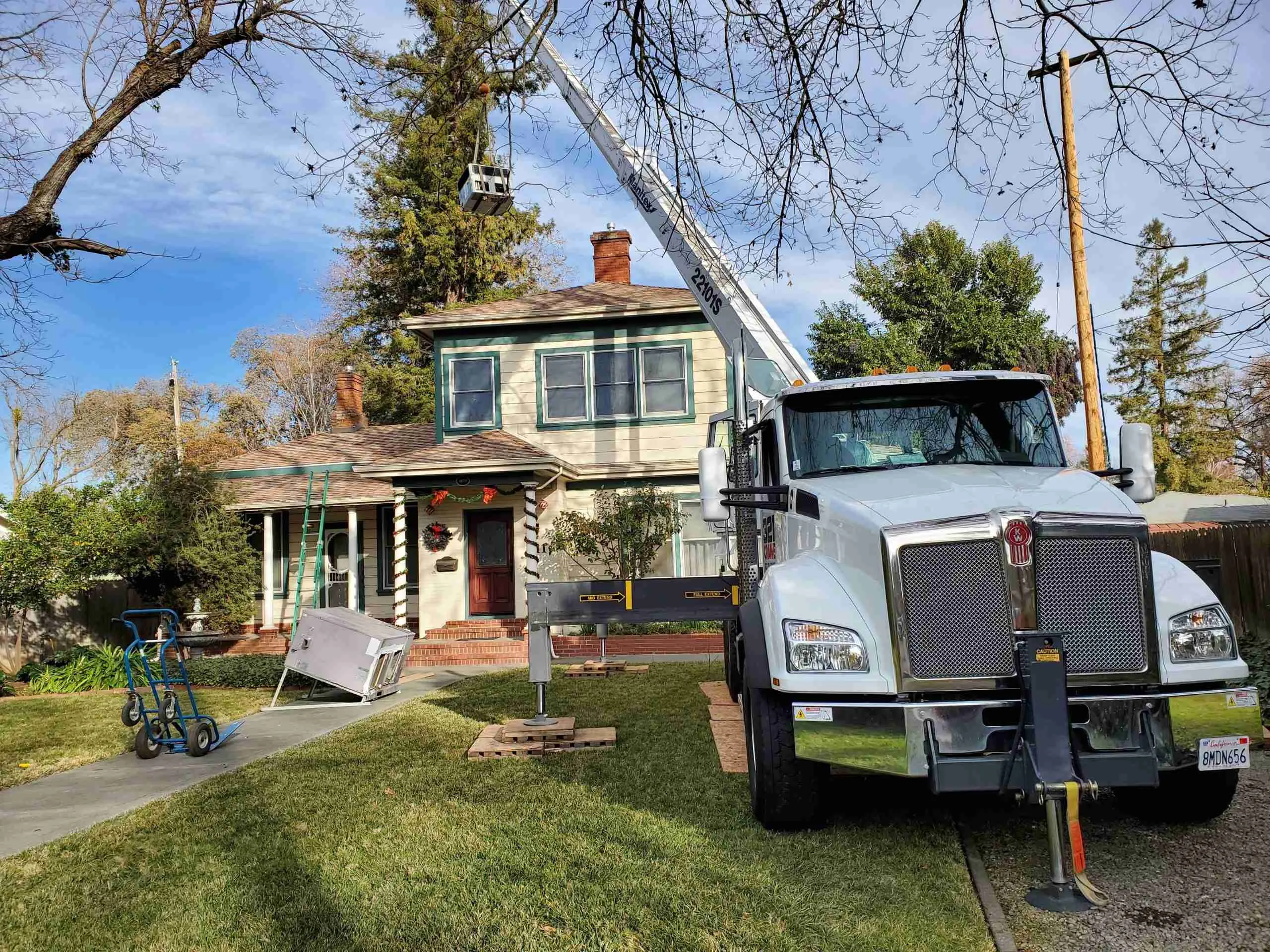 HVAC technician performing a repair in El Cenizo